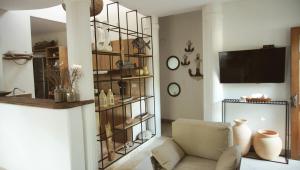 a living room with a chair and a television at Alquiler casa en la playa, Tolu in Tolú
