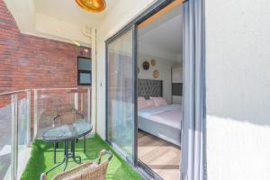 Giường trong phòng chung tại Spacious 2 Bedroom 5 minutes from JKIA Jomo Kenyatta International Airport