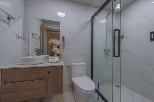 Phòng tắm tại Spacious 2 Bedroom 5 minutes from JKIA Jomo Kenyatta International Airport +18 ảnh