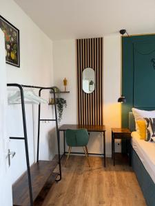 ブレーマーハーフェンにあるZentrales Apartment Yachthafen free parkingの二段ベッドと机のある寝室