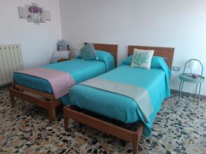 two beds sitting next to each other in a room at La Vista Storica in Piombino