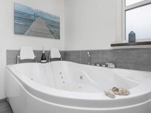 Phòng tắm tại 10 person holiday home in Jerup