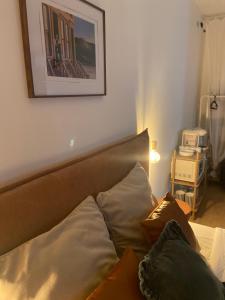 Postel nebo postele na pokoji v ubytování Suite Cosy Chambre avec espaces Salon et Salle de bain privés