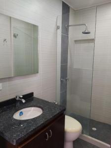 a bathroom with a sink and a glass shower at Exclusiva casa campestre in Ricaurte