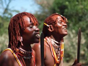 dos mujeres de pie junto a otras sosteniendo lanzas en Sironka Mara, en Masai Mara 3 fotos más