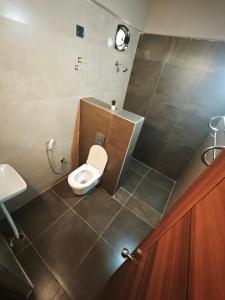 un bagno con un water e un lavandino di Stayz Royale Hyderabad - Near LB Nagar Metro a Hyderabad