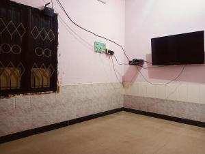 TV a/nebo společenská místnost v ubytování Ezraa Homes Homestay Single BHK