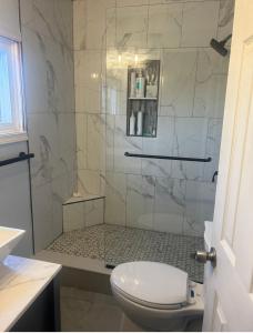 Little Egg Harbor TownshipにあるBeautiful home near LBIのバスルーム(シャワー、トイレ付) +15枚の写真