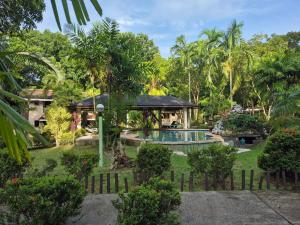 邦劳ALONALAND RESORT的一个带游泳池和凉亭的花园