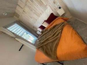 a bed in a small room with a window at Le 1040 St-Mathieu du Parc in Saint Mathieu Du Parc