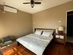 Ένα ή περισσότερα κρεβάτια σε δωμάτιο στο 2-Bedroom Condo Unit for Rent, Cebu City