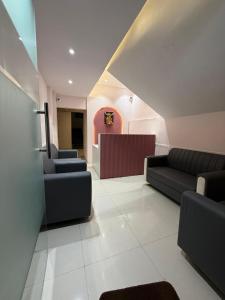 una hall con divani e un bar in un edificio di Hotel Elite Stay - Mahalunge Pune a Pune Altre 16 foto