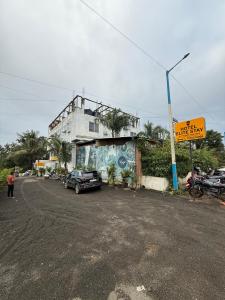 un'auto parcheggiata in un parcheggio accanto a un edificio di Hotel Elite Stay - Mahalunge Pune a Pune