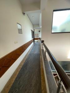Телевизор и/или развлекательный центр в The Indian Hotel 186 Near Medanta Hospital +9 фотографий