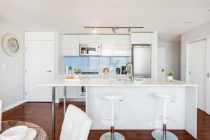 Η κουζίνα ή μικρή κουζίνα στο Luxury Urban Escape with Million-Dollar Vancouver Views
