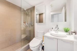 Ένα μπάνιο στο Luxury Urban Escape with Million-Dollar Vancouver Views