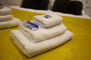 stos ręczników leżący na łóżku w obiekcie BB TORTONA w Mediolanie +63 zdjęcia