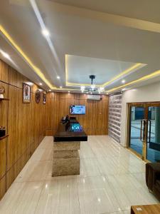 - un hall avec une réception dans la chambre dans l'établissement Ventura Hotel & Suites Asaba, à Mama