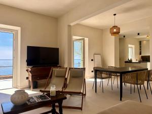 Case FortullinoにあるRoc Villa Castiglioncello - Private Villa with 2 Beaches and Parkのテーブルとダイニングルームのあるリビングルーム +57枚の写真