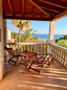 コスタ・デン・ブラネスにあるVilla Tramuntanaの海の景色を望むポーチ(椅子2脚付)