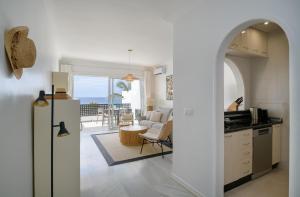 コスタ・テギセにあるpenthouse over the seaのキッチン、海の景色を望むリビングルーム