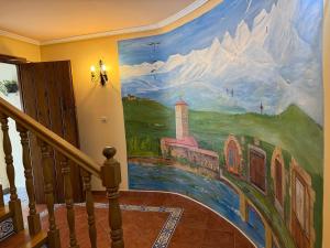 une peinture d'une fresque de train sur un mur dans l'établissement Casa Angel, à Santa Cilia de Jaca