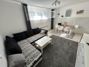 Uma área de estar em Checkpoint New Apartment Old Town