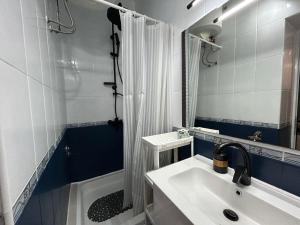 Um banheiro em Checkpoint New Apartment Old Town mais 34 fotos