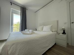 En eller flere senge i et værelse på Villa Rosa