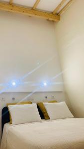 ein Schlafzimmer mit zwei Betten in einem Zimmer in der Unterkunft Alma d'Corval in Aldeia do Mato + 5 Fotos