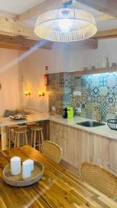 a kitchen with a table with chairs and a sink at Alma d'Corval in Aldeia do Mato