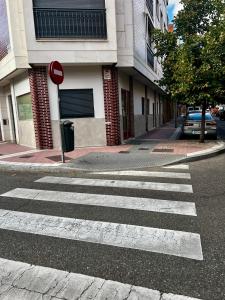 a crosswalk on a city street with a building at La Arquita, tu apartamento en Valladolid in Valladolid