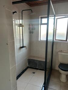 Ένα μπάνιο στο Iris Guest Room +5 φωτογραφίες