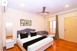 a bedroom with a large bed and a couch at Hotel O Gala Banquet in Rānchī