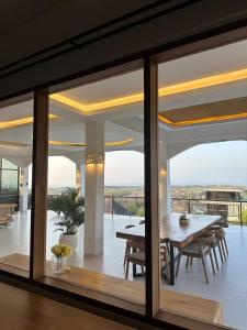 En balkon eller terrasse på Casavina Villa Bali