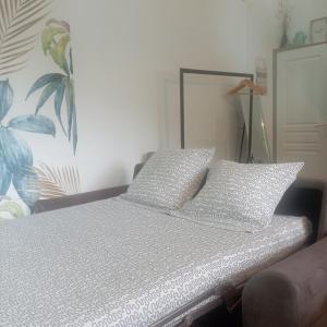 Postel nebo postele na pokoji v ubytování Cottage 3 étoiles à 25 mn de la côte de granit rose + 22 fotografií