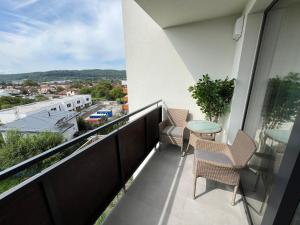 プレショフにあるA&M Apartments - brand new luxury & business apartment Solny Potokのバルコニー(椅子、テーブル付)