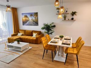 プレショフにあるA&M Apartments - brand new luxury & business apartment Solny Potokのテーブルとソファのあるリビングルーム