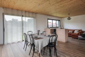 Posezení v ubytování Cozy House Close to Les Salines Royales with Parking and WiFi