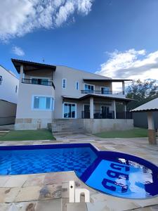 ein Haus mit einem Swimmingpool vor dem Haus in der Unterkunft Cumbuco - Linda Casa em Condomínio in Cumbuco