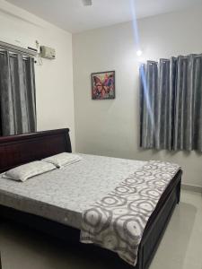 En eller flere senge i et værelse på 2 BHK Gachibowli AIG #202