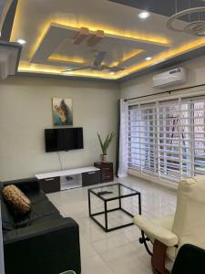 a living room with a couch and a tv at VILLA de famille 3 lit in Porto-Novo +23 photos