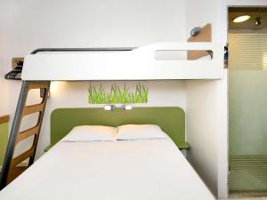 a bedroom with a bunk bed with a plant above it at ibis budget Campo Grande in Campo Grande
