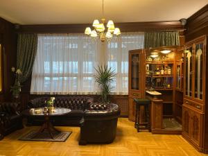 una sala de estar con un sofá y una mesa en Grand Hotel Residence Piešťany - boutique hotel, en Piešťany