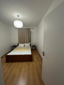 Postel nebo postele na pokoji v ubytování Center Apartment Sarande