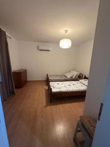 une chambre vide avec deux lits et une table dans l'établissement Vila Apartment with garden, à Saranda