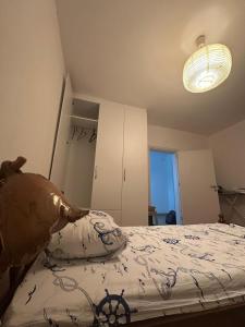 Un dormitorio con una cama con una almohada encima. en Vila Apartment with garden, en Sarandë