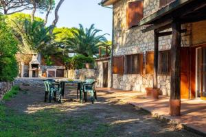 Taman di luar Torre Saline sotto pineta sul mare della Giannella