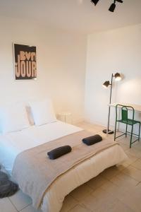 Ένα ή περισσότερα κρεβάτια σε δωμάτιο στο Grand appartement 3 chambres Wifi & Parking