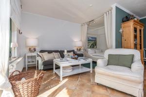 een woonkamer met een bank en een tafel bij Born - Wieck Ferienwohnung Wildrose in Wieck